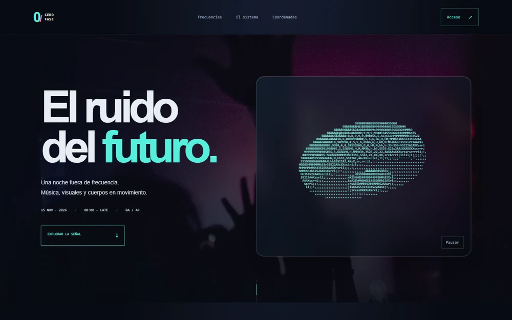 Portada de Cero Fase con fotografía de un evento y una figura animada en ASCII sobre un panel de vidrio.